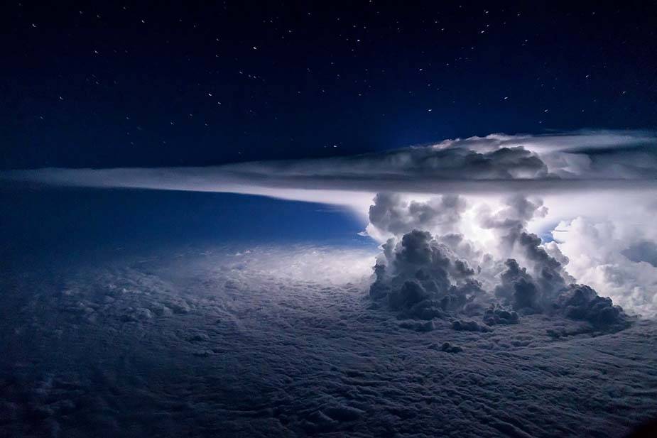 Восхитительные снимки с борта самолёта: бури и грозы глазами пилота